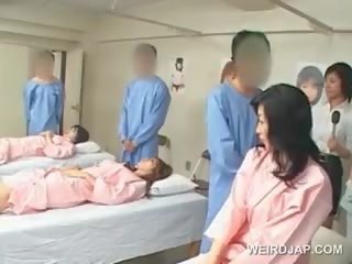 Aziatike brune i dashur goditjet me lesh shpoj në the spital