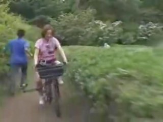 Japansk damsel masturbated mens ridning en specially modified porno bike!