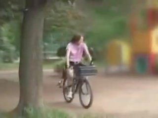 Японки скъпа masturbated докато езда а specially modified x номинално филм bike!
