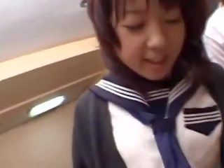 女孩 urinate 上 一 女学生