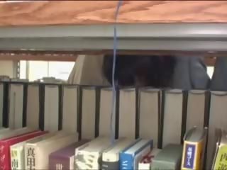 Jaunas damsel apgraibytas į biblioteka