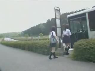 Japoneze i dashur dhe maniac në autobuz shfaqje