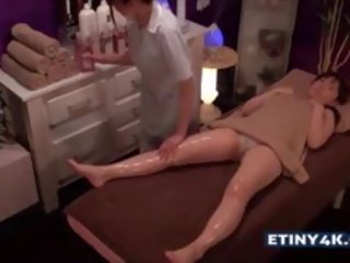 Zwei hervorragend asiatisch mädchen bei massage studio