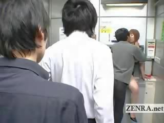 ביזארי יפני שֶׁלְאַחַר משרד הצעות חזה גדול דרך הפה מבוגר אטב כספומט