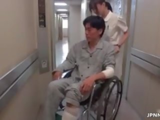 Affascinante asiatico infermiera va pazzo