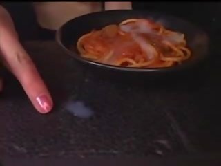 Ýapon gyz eats spaghetti with gutarmak